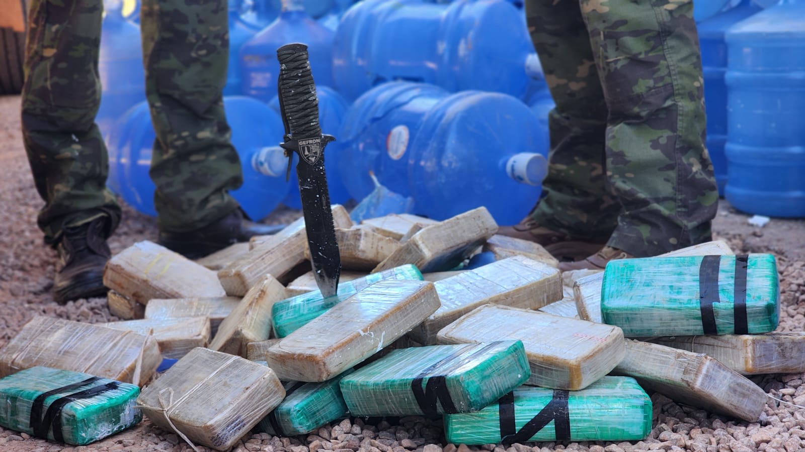 Ação integrada apreende 60 quilos de drogas escondidas em galões de água