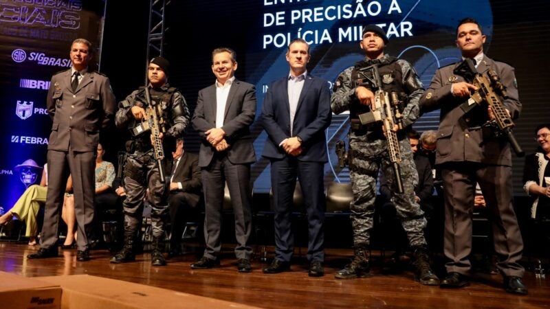 Governador entrega fuzis para policiais do Bope e Força Tática de Mato Grosso; investimento de R$ 1,2 milhão