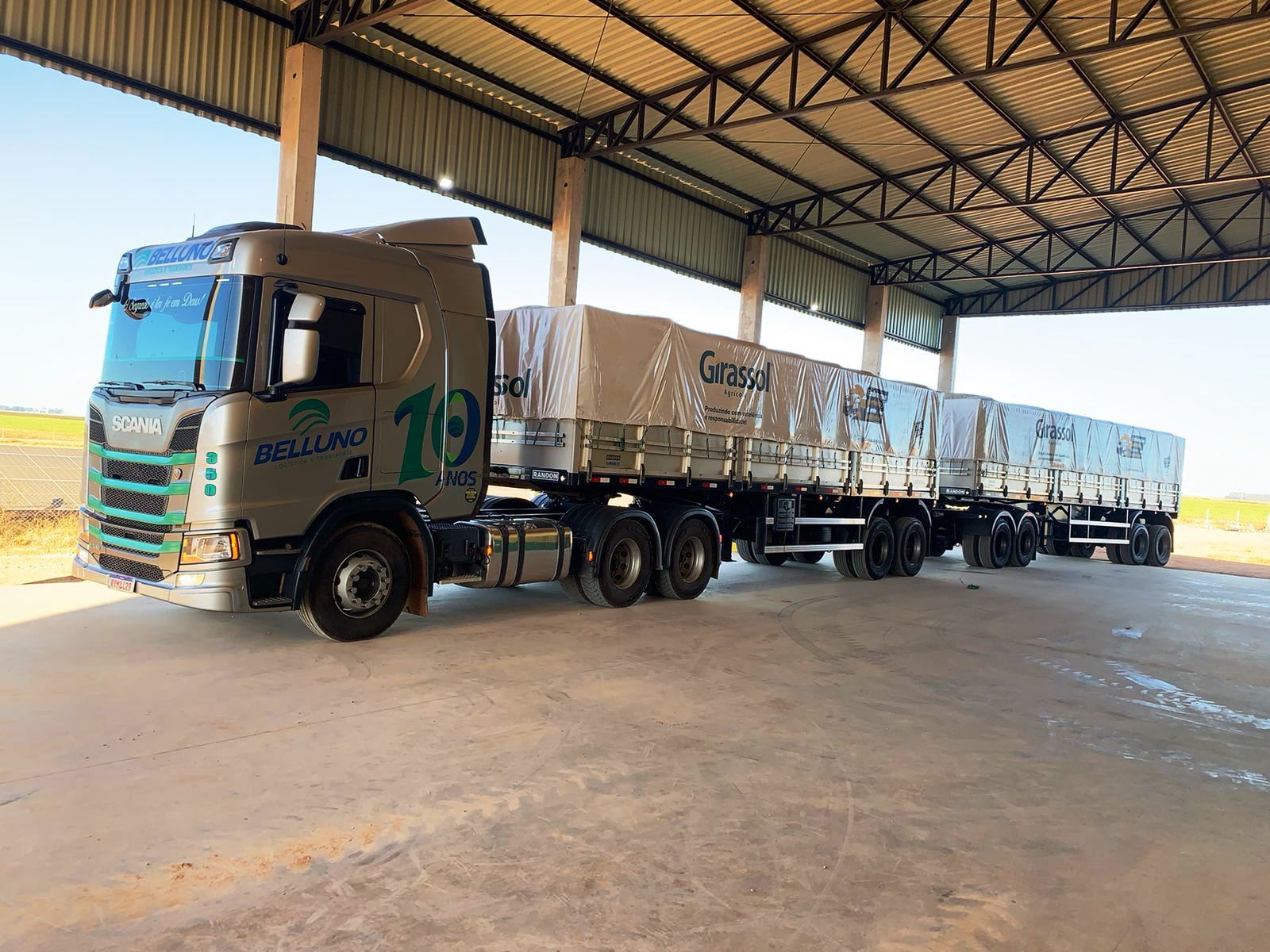 Lona branca no transporte rodoviário preserva qualidade de sementes