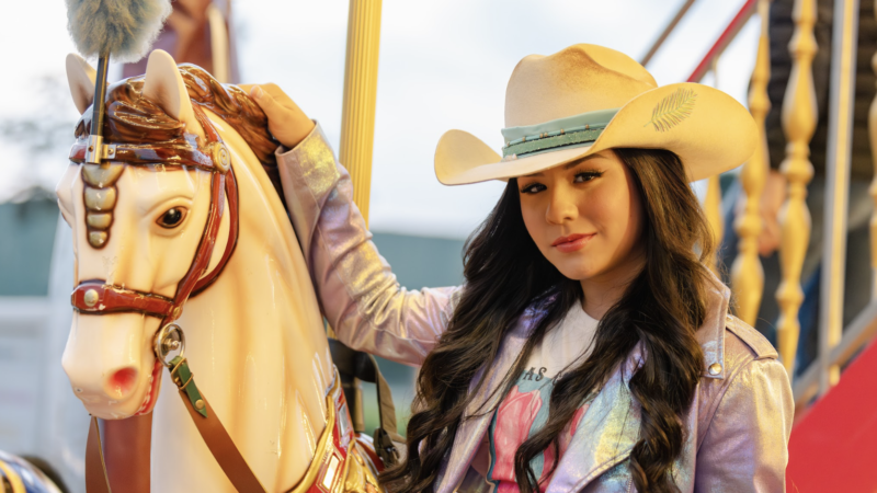 Fiorella encanta com o lançamento do clipe “Carrossel” alcançando 2 milhões de visualizações em apenas 3 dias