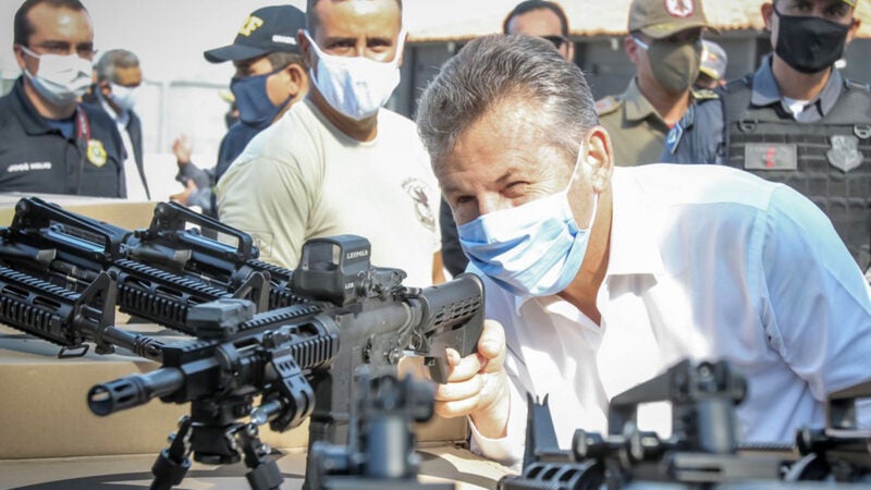 Governador entrega mais fuzis para o BOPE em Mato Grosso