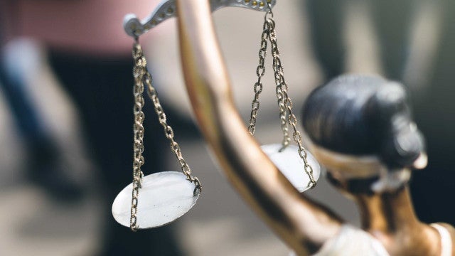 Itália inocenta zelador que assediou aluna porque ato durou ‘só 10 segundos’