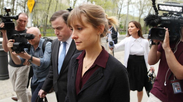 Allison Mack, atriz de ‘Smallville’, deixa prisão após cumprir pena por participar de seita sexual