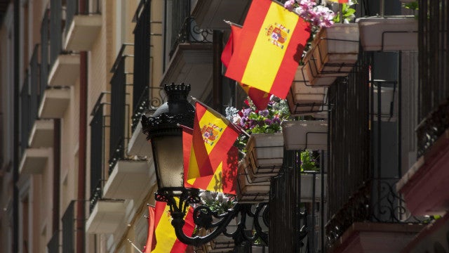 Direita da Espanha leva mais votos mas não tem maioria, e eleição acaba indefinida