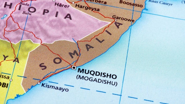 Avião com 34 ocupantes derrapa em pista e se despedaça na Somália