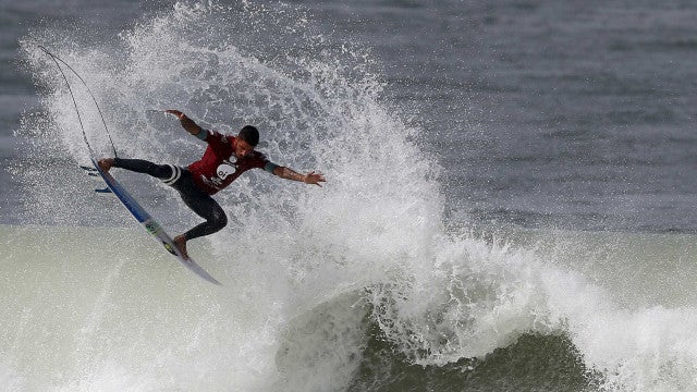 Filipe Toledo confirma vaga olímpica e é campeão em Jeffreys Bay