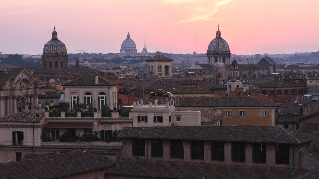 Brasileiros vivem saga para agendar serviços em consulados da Itália