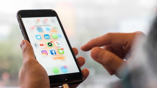 Justiça proíbe governo dos EUA de contatar redes sociais para moderar desinformação