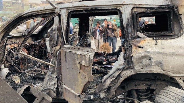 Carros voam pelos ares após explosão de gasoduto na África do Sul