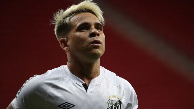 Afastado, Soteldo assina contrato com o Santos e recebe sondagens da Arábia