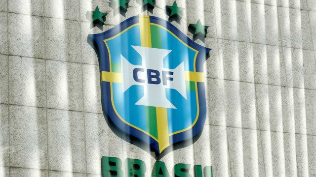 Torcida do Palmeiras vai à sede da CBF e protesta contra a entidade