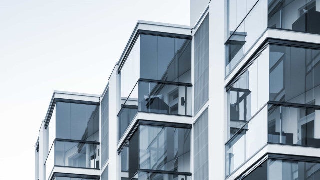 Espanha: Quatro jovens caem de varanda e um fica em estado grave