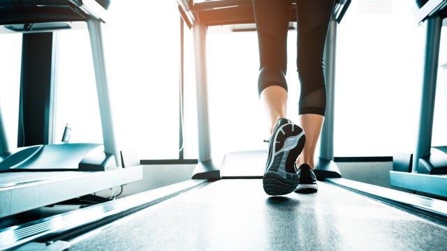 Mulher morre ao escorregar em esteira de academia nos EUA