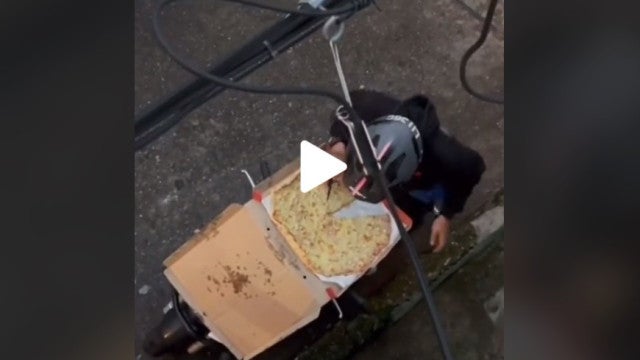 Entregador é pego comendo pizza e tenta esconder o flagra; já é viral