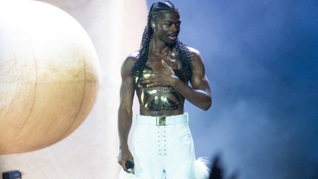 Lil Nas X é atingido por brinquedo sexual no palco durante show