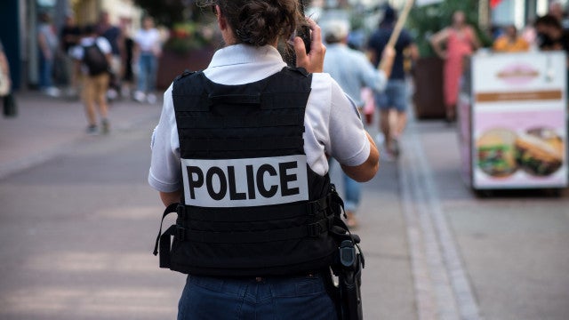 Homens armados na França batem de propósito em carro para ‘atacar negros e árabes’