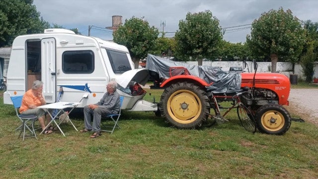 Casal suíço viaja pela Europa em caravana empurrada por trator