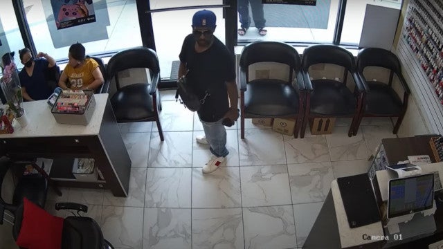 Homem tenta assaltar salão de beleza e é ignorado pelos clientes