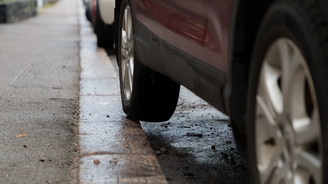 Homem de 95 anos mata esposa de 97 ao manobrar o carro