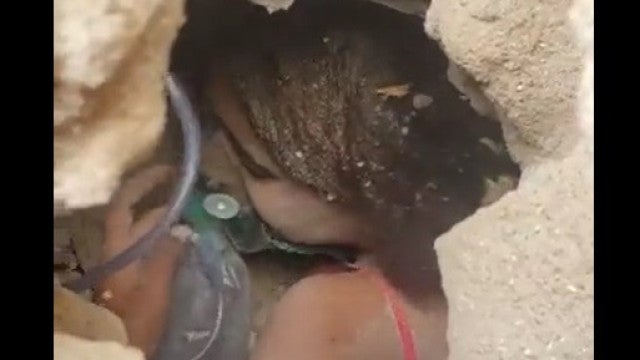 Após 12h soterrada, jovem é resgatada de prédio que desabou em Recife