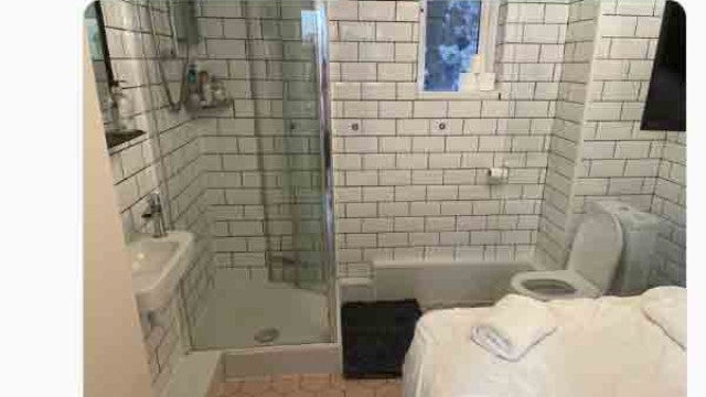 Professor aluga Airbnb e descobre que o quarto é um banheiro com cama