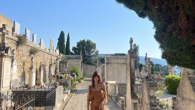 Emily Ratajkowski gera polêmica ao publicar foto em cemitério