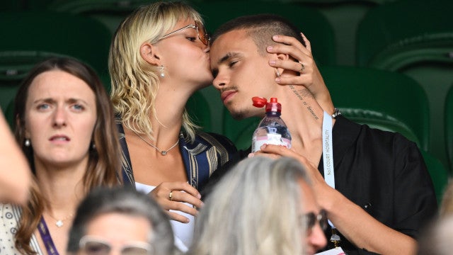 Romeo Beckham e Mia Regan namoram em Wimbledon