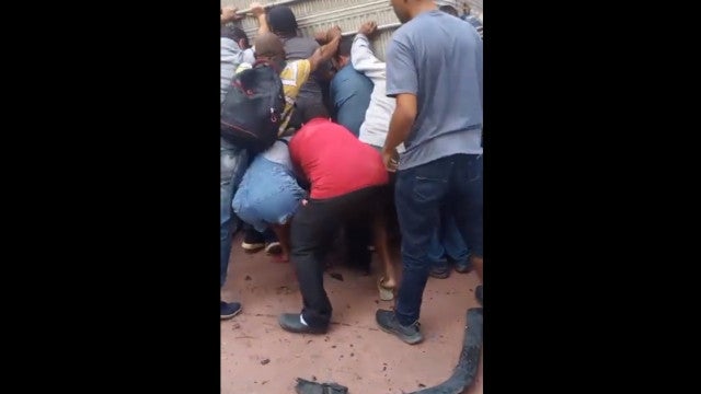 Grupo ergue caminhão para socorrer jovem após acidente no Rio