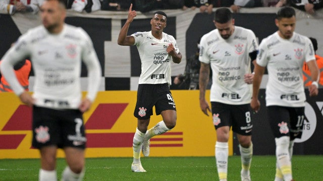 Corinthians enfrenta Universitario pela classificação