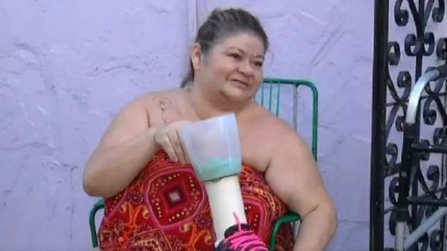 Enquanto espera prótese para perna amputada, improvisa com liquidificador