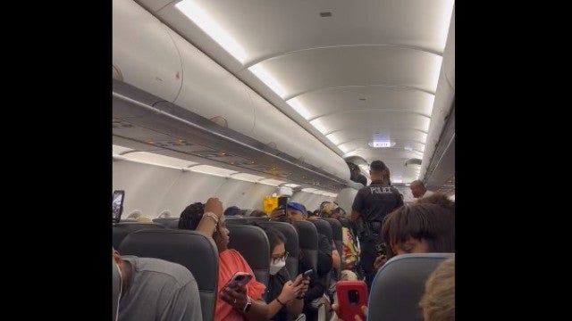 Mulheres em fúria agridem tripulantes de avião. Voo precisou ser desviado