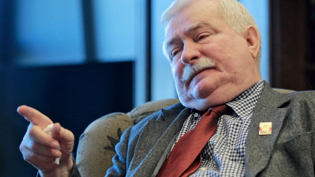 Nobel da Paz chama a atenção com banhos de cerveja e vinho na Polônia