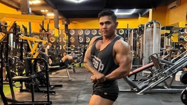 Influencer morre durante tentativa de agachamento com barra de 210kg