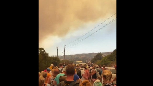 Fogos obrigam turistas a deixar hotéis na ilha grega de Rodes