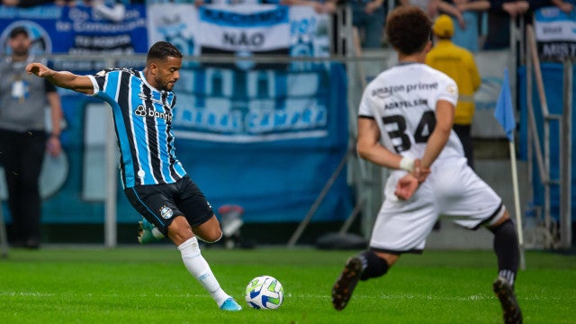 Grêmio vence, assume a vice-liderança do Brasileirão e aumenta crise no Atlético-MG