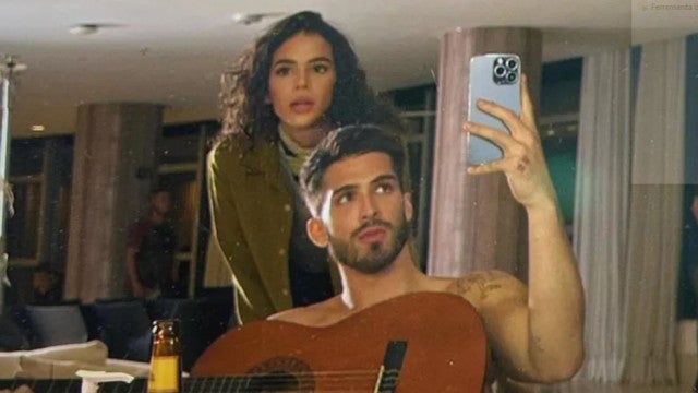João Guilherme posa sem camisa ao lado de Bruna Marquezine e reaquece rumores