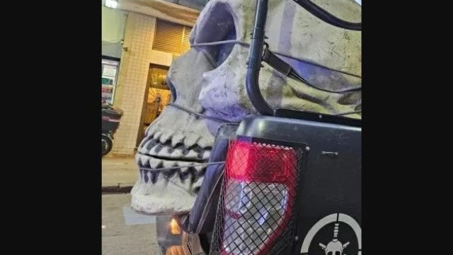 Viatura do Bope carrega caveira gigante pelas ruas do centro do Rio