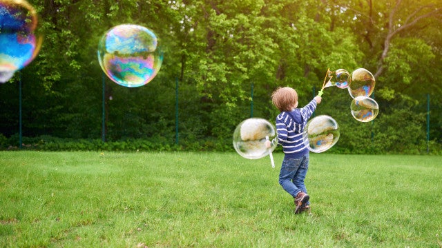 "O meu vizinho exige que eu deixe os seus filhos usarem o meu jardim"