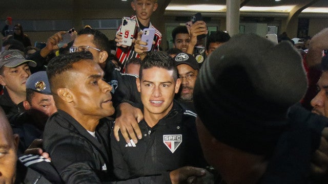 Torcida do São Paulo recebe James Rodríguez no aeroporto com festa e provocação ao Corinthians