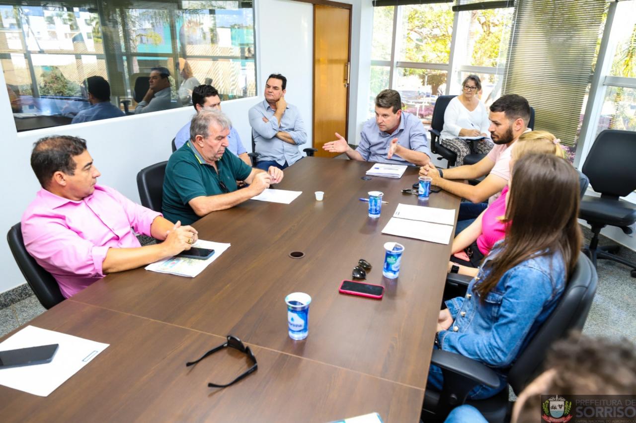 Prefeito cobra empreiteira por atraso em entrega de escola em Sorriso; obra deve ficar pronta em 2024