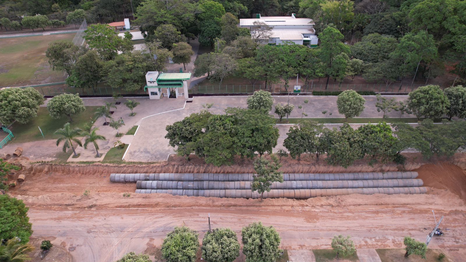 Avançam obras de fechamento de valas no entorno do Parque Florestal em Sinop  