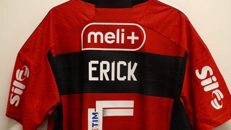 Flamengo entra em campo com camisas especiais para promover Meli+, novo programa de assinaturas do Mercado Livre