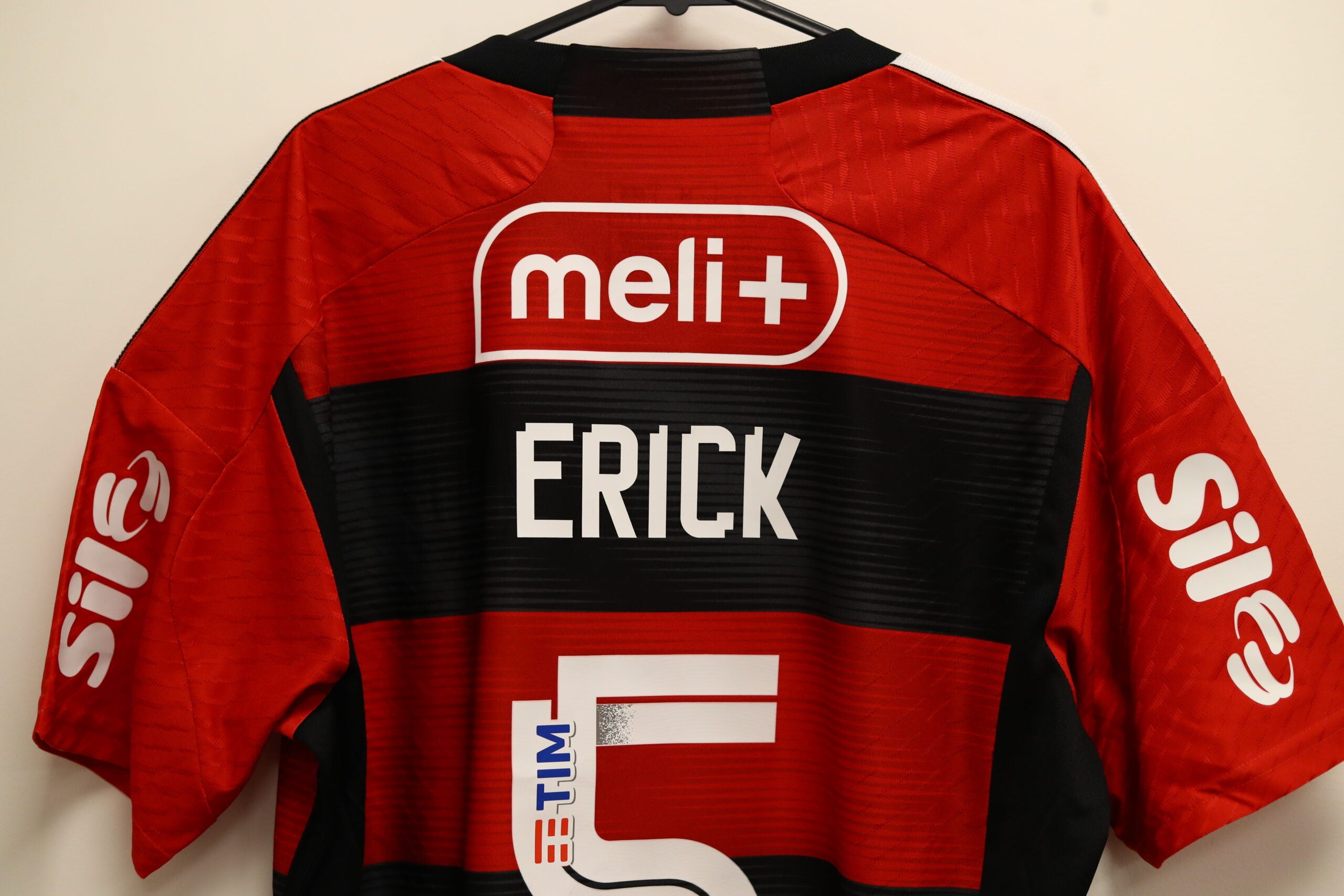 Flamengo entra em campo com camisas especiais para promover Meli+, novo programa de assinaturas do Mercado Livre