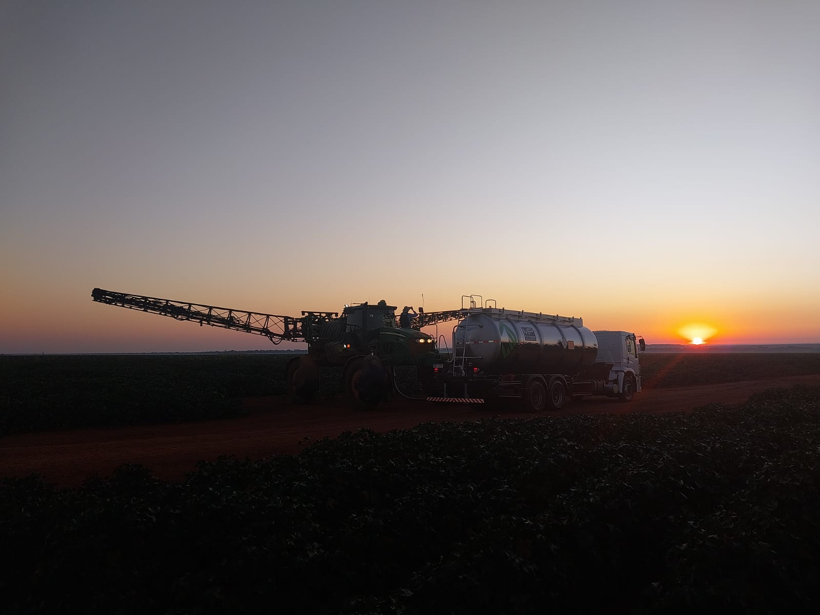 Equipamento que abastece rápido pulverizadores gera 50% de eficiência no processo de aplicação