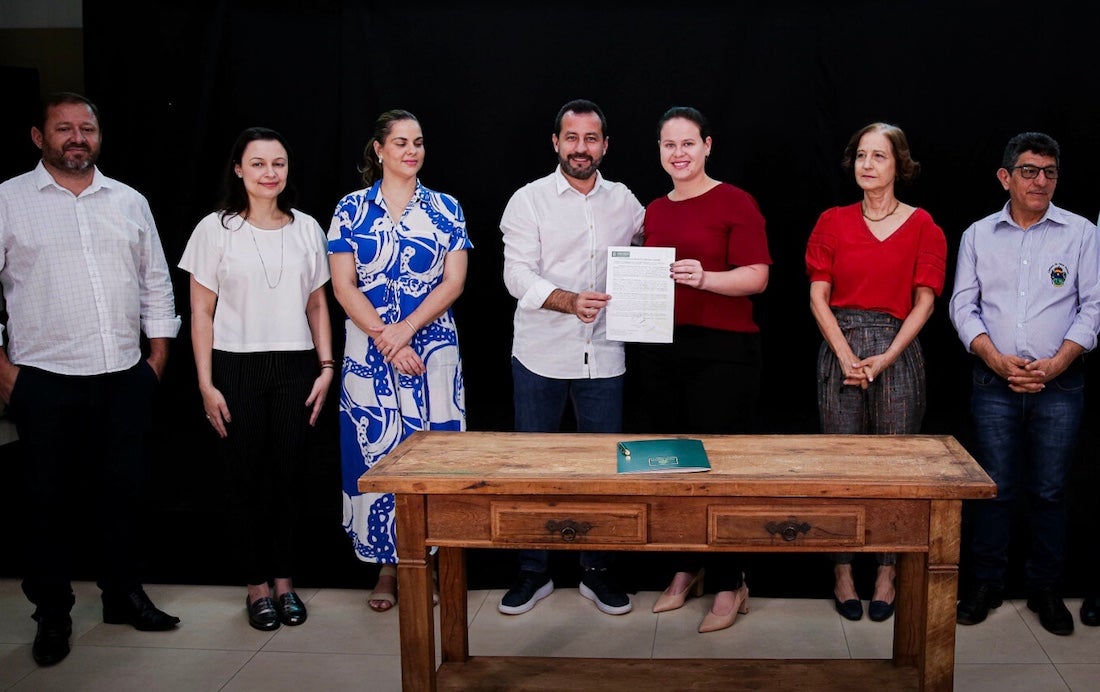 Prefeito entrega para mais de 30 famílias título de regularização de imóveis em Nova Mutum