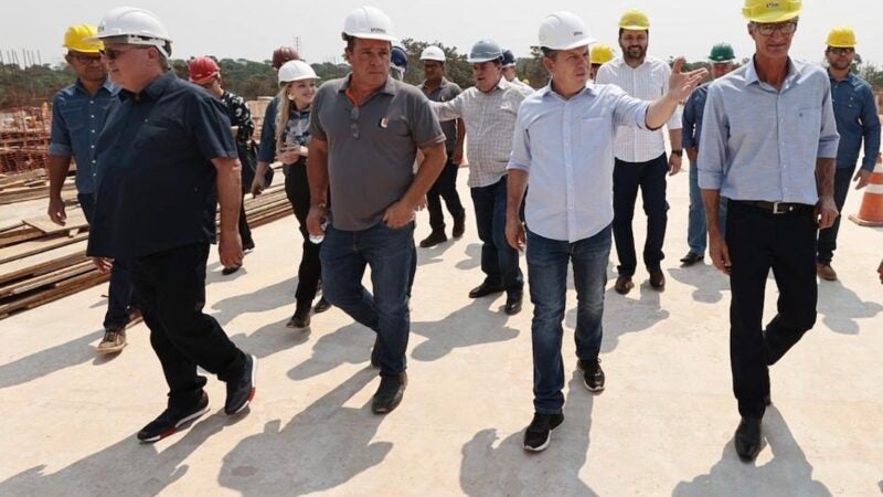 Mauro vistoria obra do hospital regional em Alta Floresta; ‘saúde era nosso maior sofrimento’