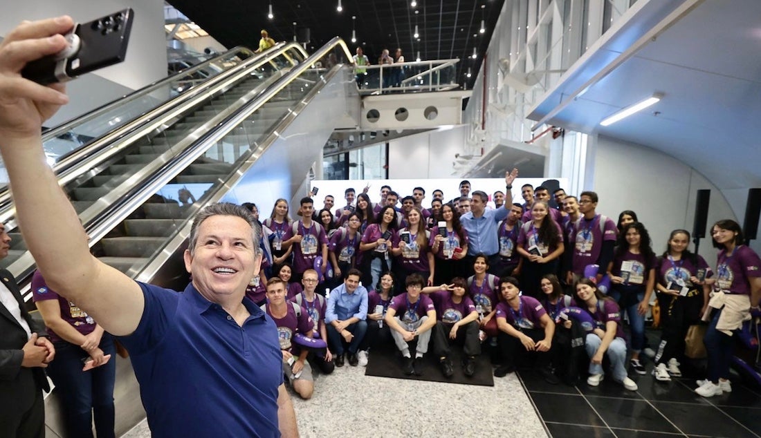 Mauro acompanha embarque de mato-grossenses que estudarão na Inglaterra; ‘proporcionamos aos alunos da escola pública aquilo que só filhos dos ricos tinham acesso”