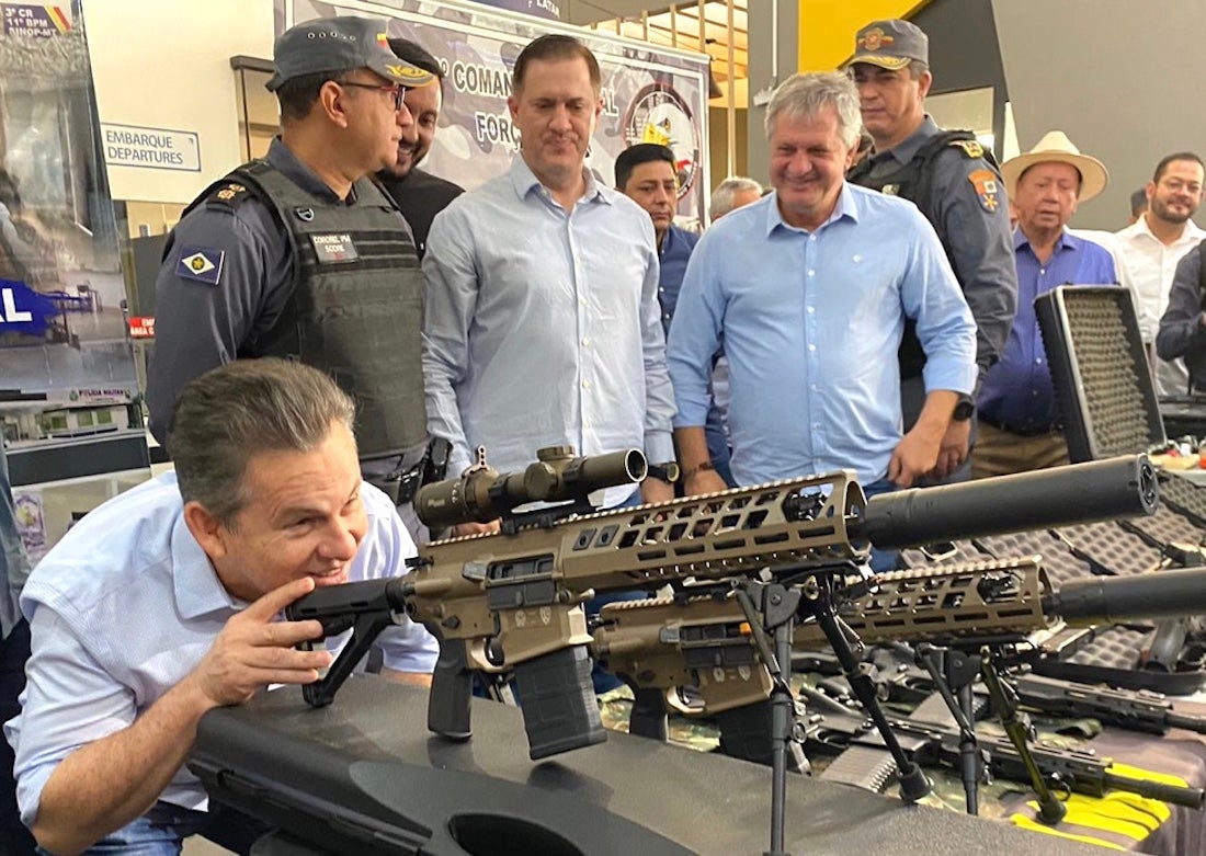 Governador entrega em Sinop leitos de UTI e cuidados intermediários no regional e armamento para polícia