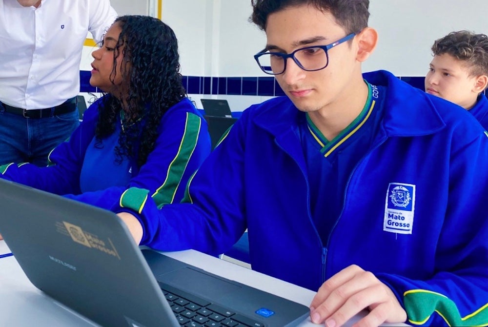 Governo de MT entrega nova etapa de chromebooks para alunos de escola estaduais