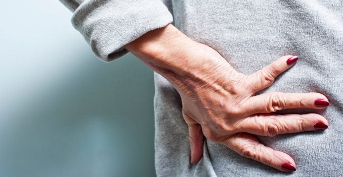 Dores nas costas atingem grande parte dos idosos no Brasil